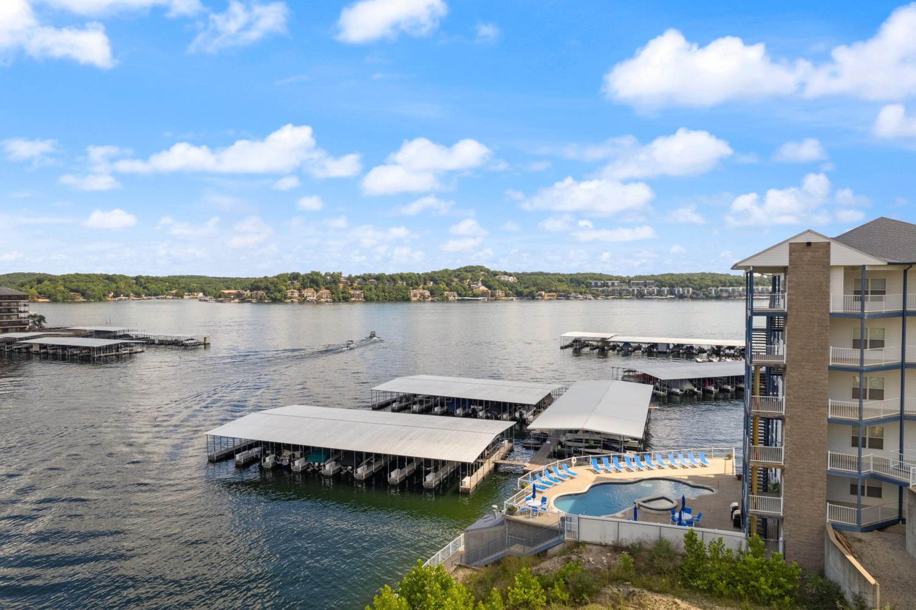 Serene Lake View and Easy Access to Local Delights