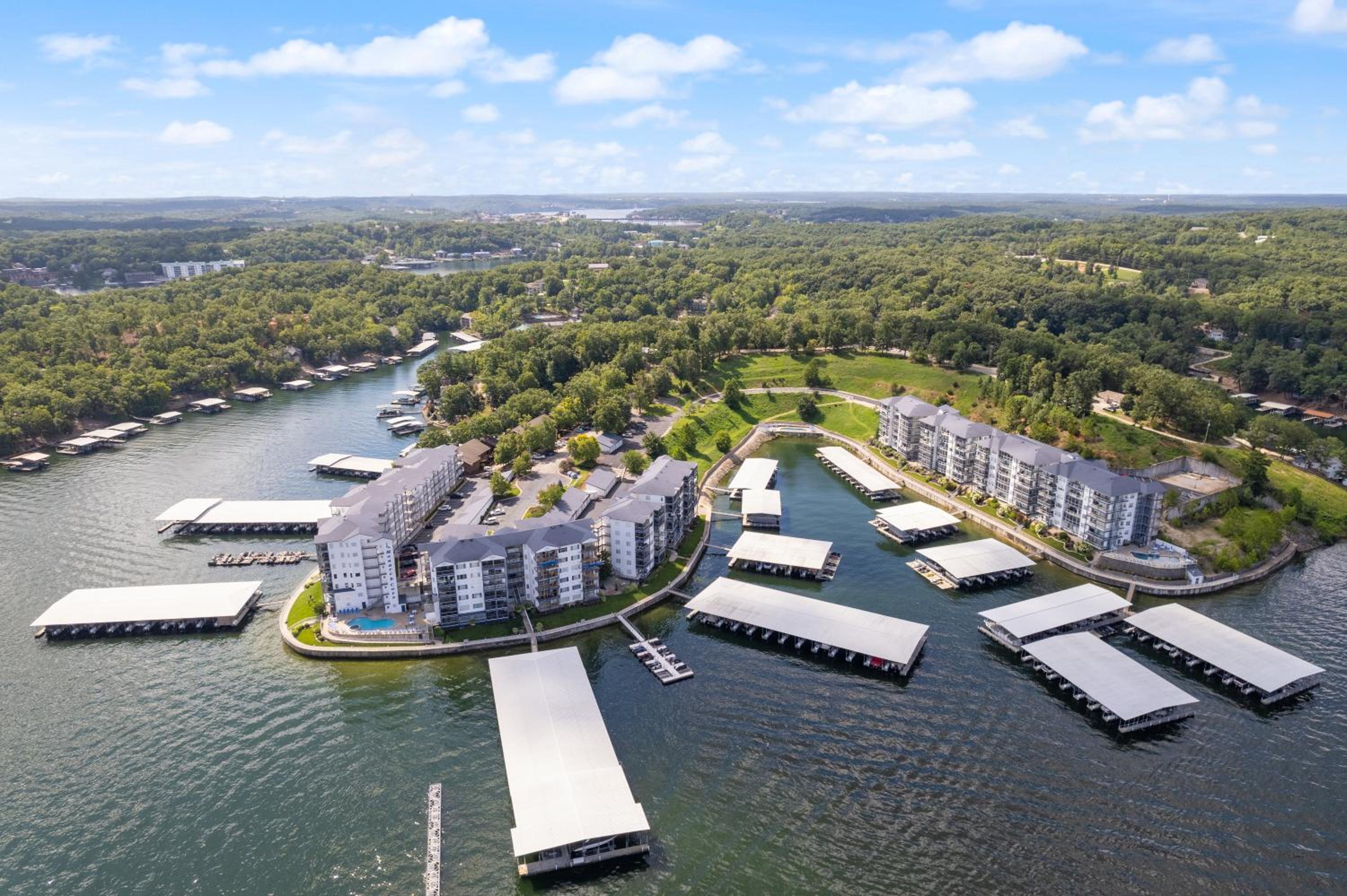 Serene Lake View and Easy Access to Local Delights