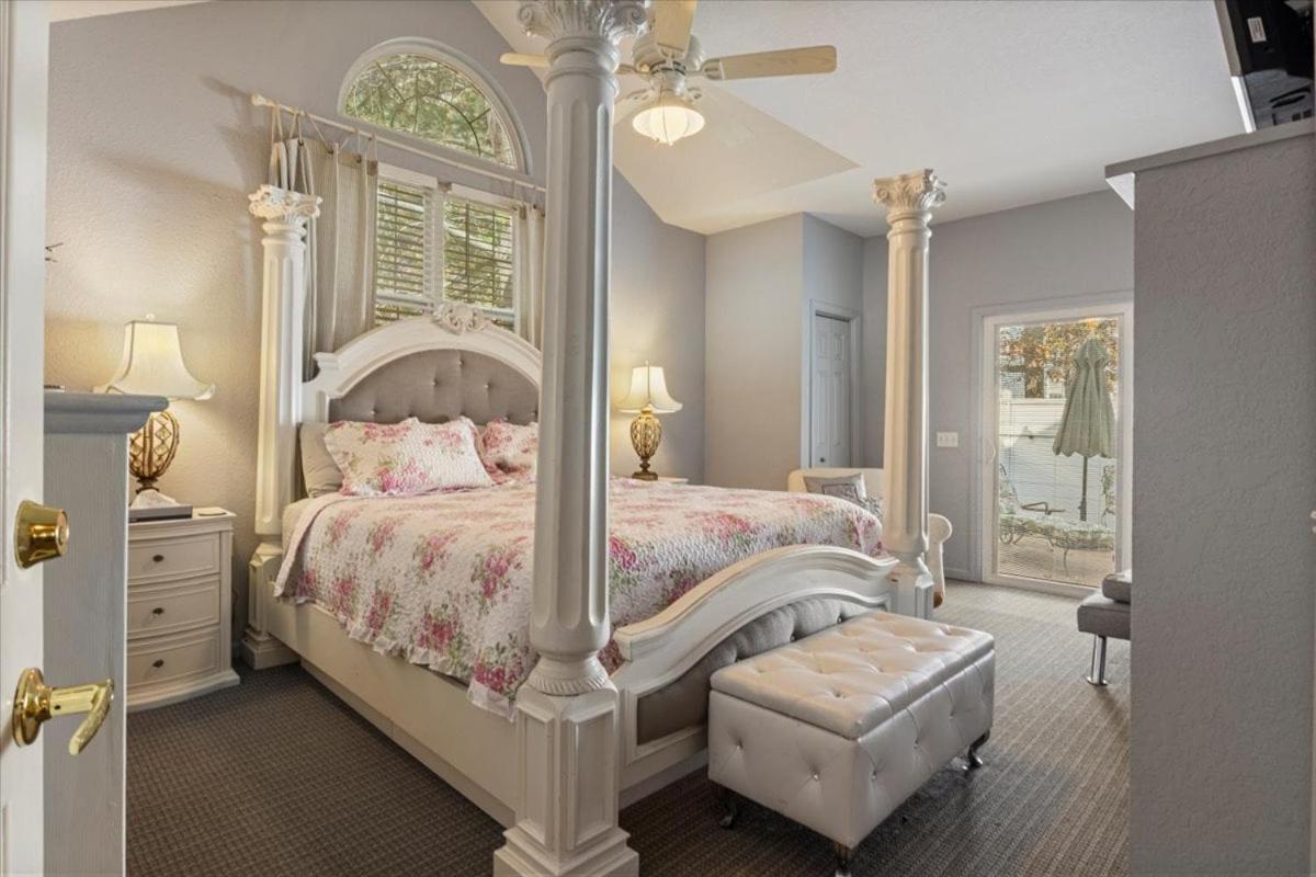Six Suites with Hot Tubs, Private Jacuzzi Baths, Wooded Garden and Lake Access with Boat Slip