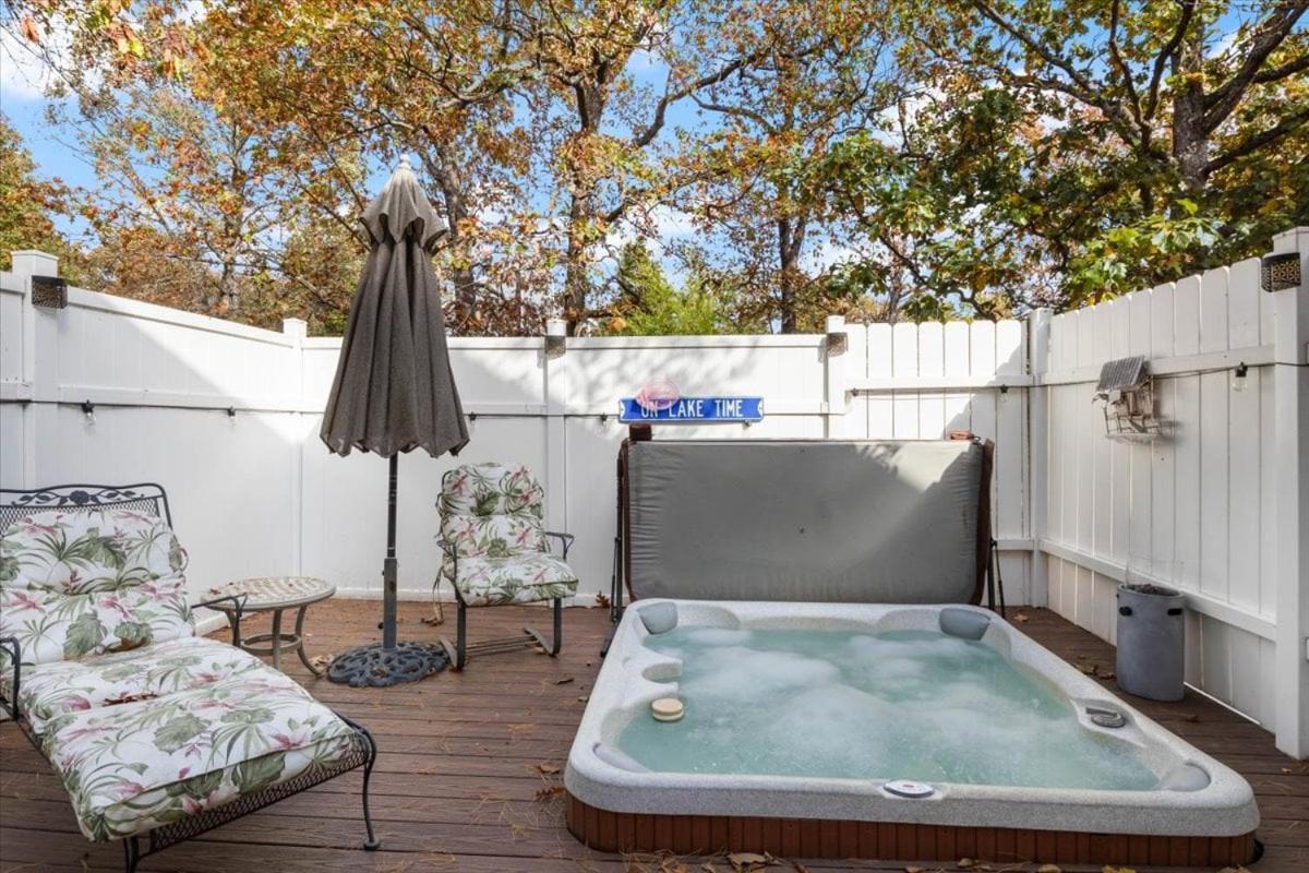 Six Suites with Hot Tubs, Private Jacuzzi Baths, Wooded Garden and Lake Access with Boat Slip