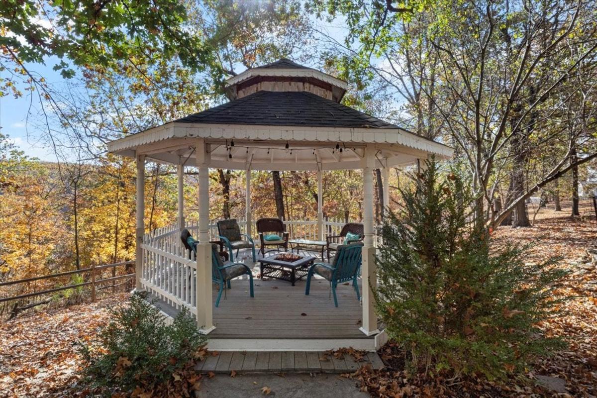 Six Suites with Hot Tubs, Private Jacuzzi Baths, Wooded Garden and Lake Access with Boat Slip