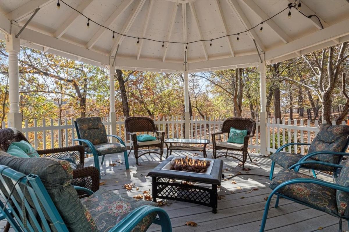 Six Suites with Hot Tubs, Private Jacuzzi Baths, Wooded Garden and Lake Access with Boat Slip