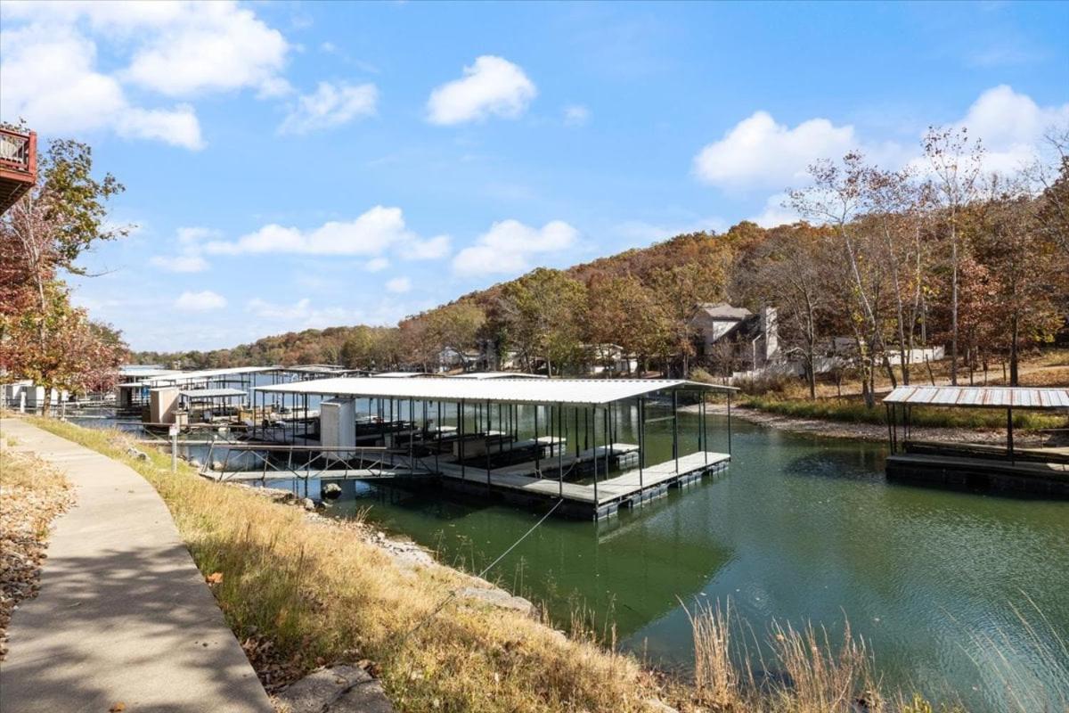 Six Suites with Hot Tubs, Private Jacuzzi Baths, Wooded Garden and Lake Access with Boat Slip