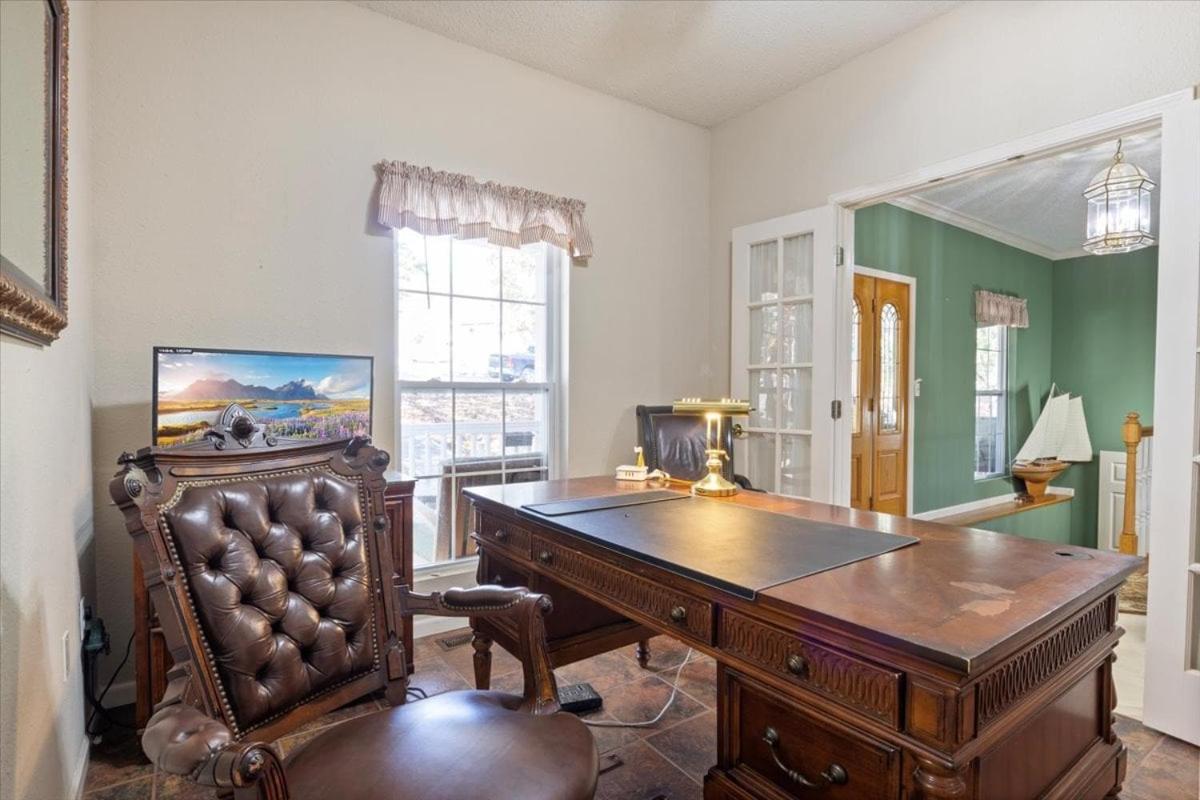 Six Suites with Hot Tubs, Private Jacuzzi Baths, Wooded Garden and Lake Access with Boat Slip