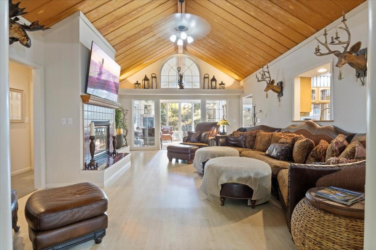 Six Suites with Hot Tubs, Private Jacuzzi Baths, Wooded Garden and Lake Access with Boat Slip