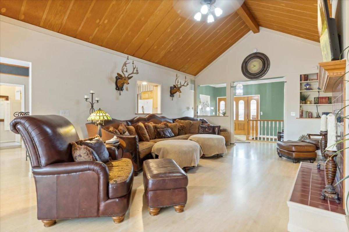 Six Suites with Hot Tubs, Private Jacuzzi Baths, Wooded Garden and Lake Access with Boat Slip