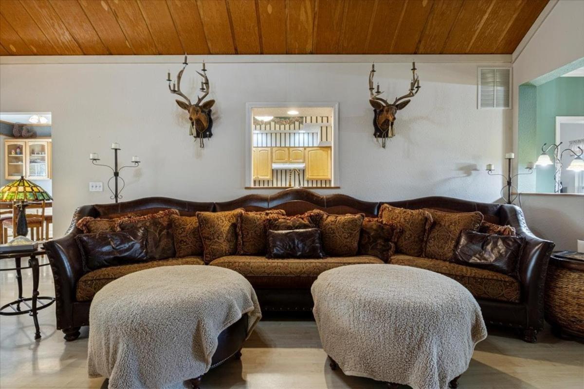 Six Suites with Hot Tubs, Private Jacuzzi Baths, Wooded Garden and Lake Access with Boat Slip