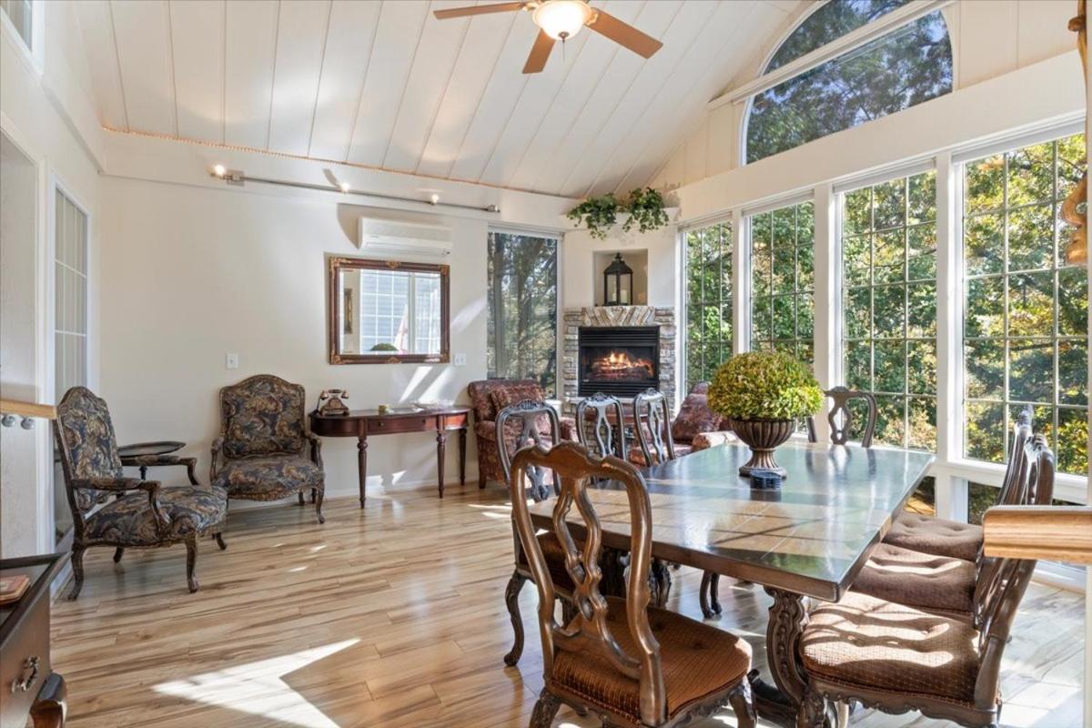 Six Suites with Hot Tubs, Private Jacuzzi Baths, Wooded Garden and Lake Access with Boat Slip