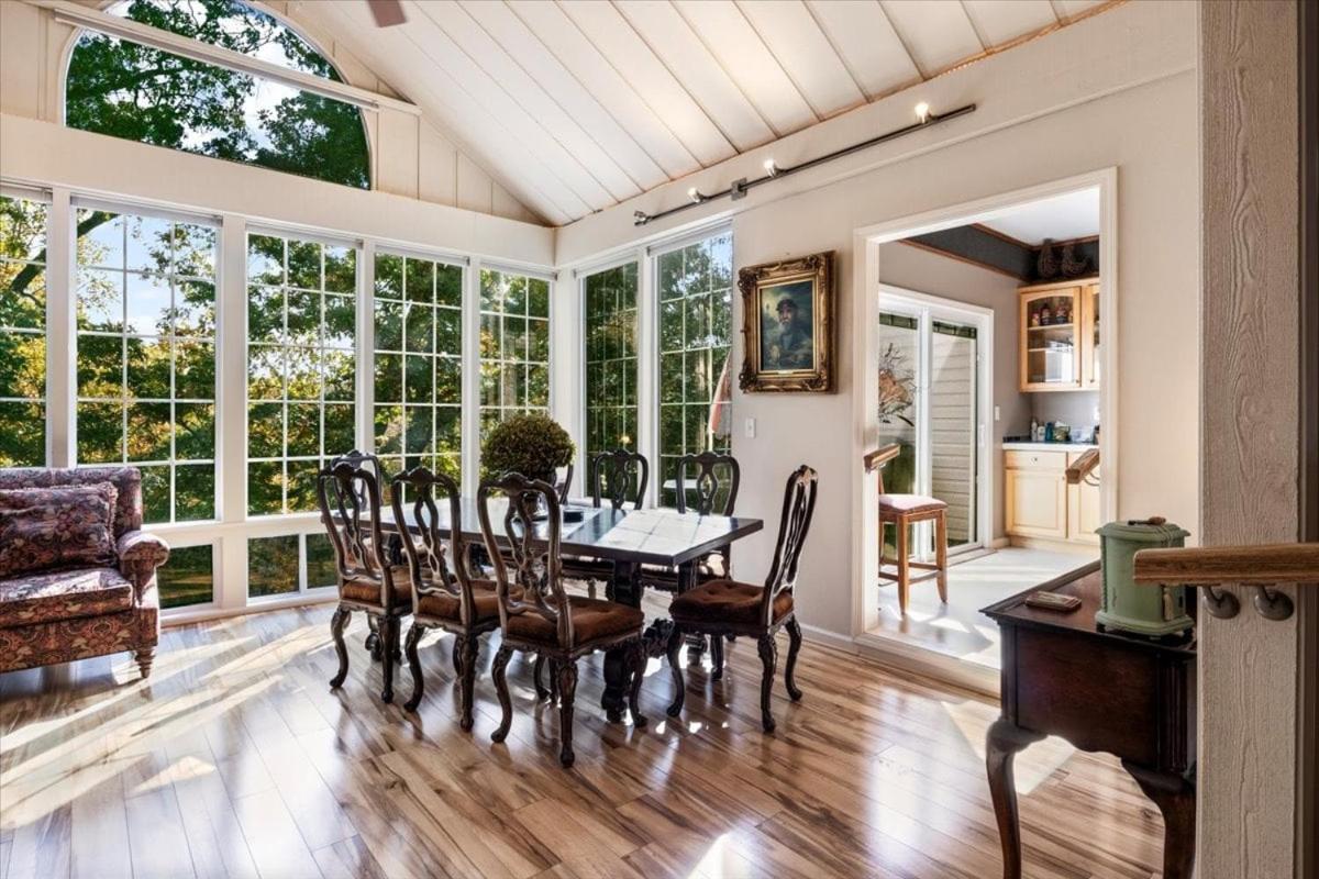Six Suites with Hot Tubs, Private Jacuzzi Baths, Wooded Garden and Lake Access with Boat Slip
