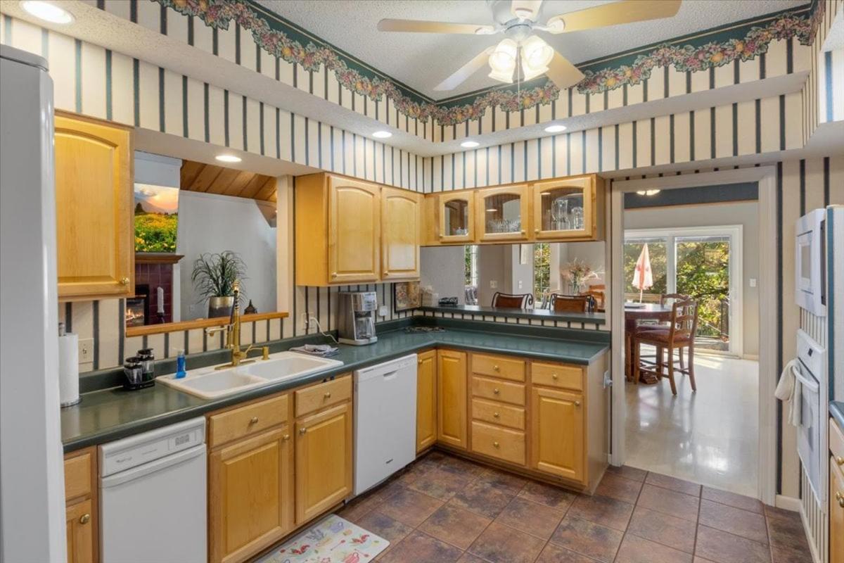 Six Suites with Hot Tubs, Private Jacuzzi Baths, Wooded Garden and Lake Access with Boat Slip