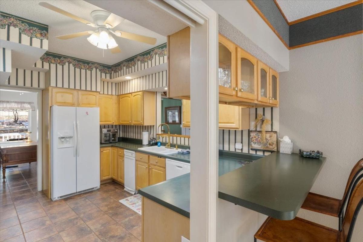 Six Suites with Hot Tubs, Private Jacuzzi Baths, Wooded Garden and Lake Access with Boat Slip
