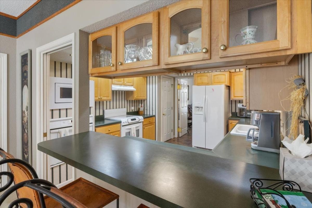 Six Suites with Hot Tubs, Private Jacuzzi Baths, Wooded Garden and Lake Access with Boat Slip