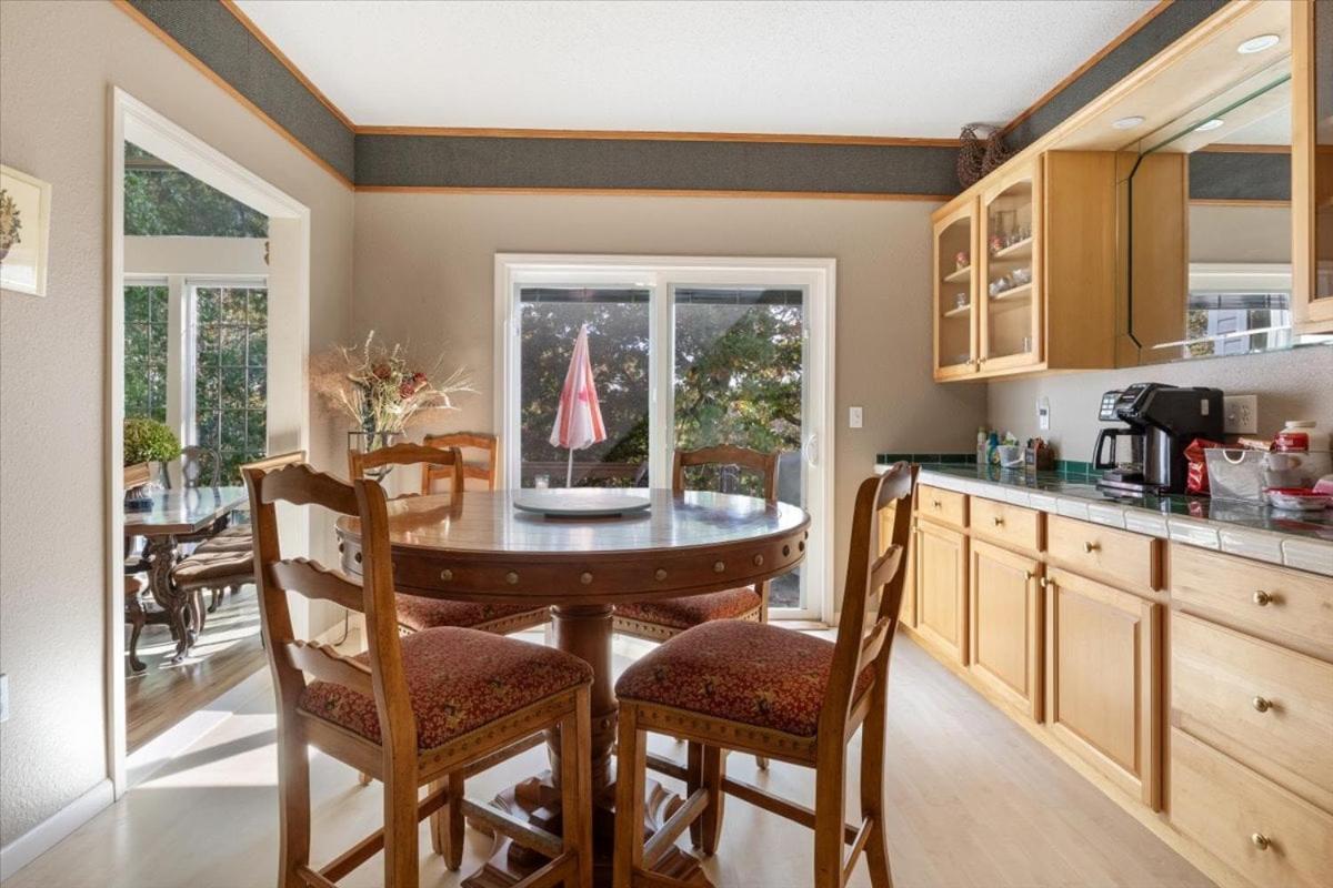 Six Suites with Hot Tubs, Private Jacuzzi Baths, Wooded Garden and Lake Access with Boat Slip