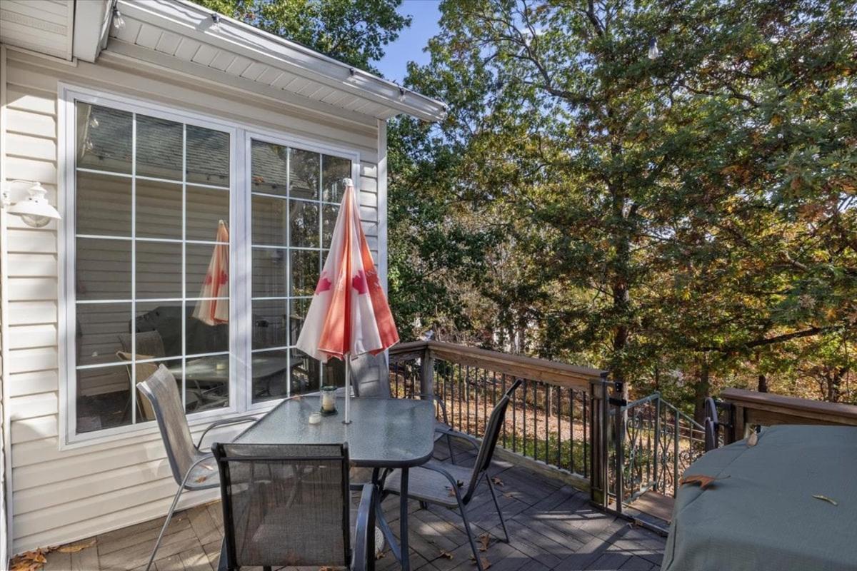 Six Suites with Hot Tubs, Private Jacuzzi Baths, Wooded Garden and Lake Access with Boat Slip