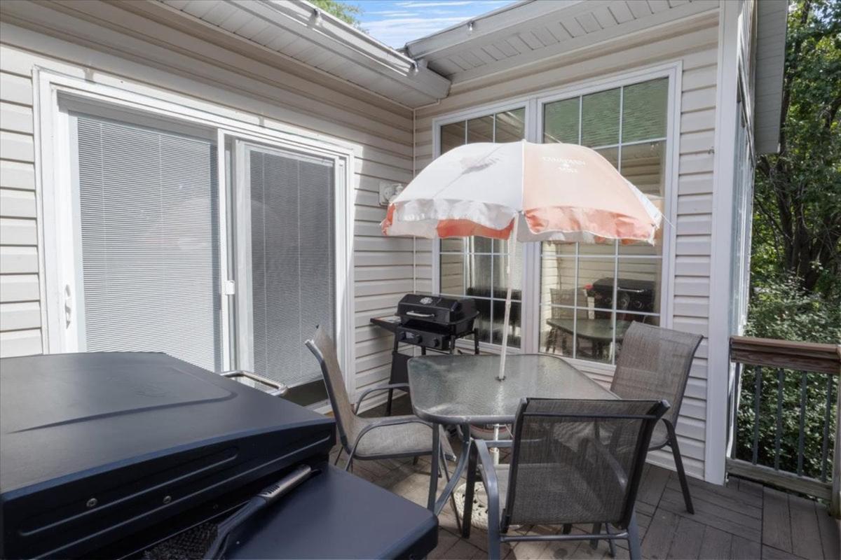 Six Suites with Hot Tubs, Private Jacuzzi Baths, Wooded Garden and Lake Access with Boat Slip