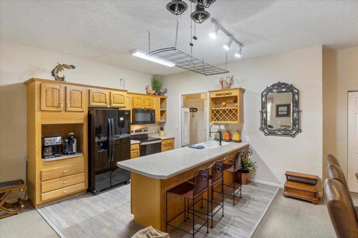 Six Suites with Hot Tubs, Private Jacuzzi Baths, Wooded Garden and Lake Access with Boat Slip