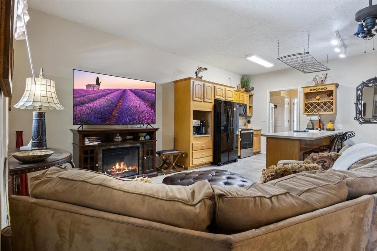 Six Suites with Hot Tubs, Private Jacuzzi Baths, Wooded Garden and Lake Access with Boat Slip