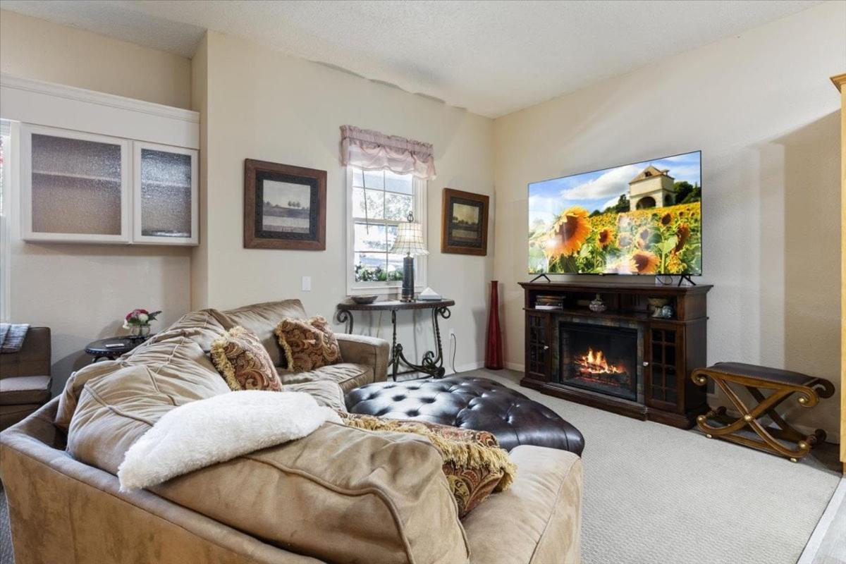 Six Suites with Hot Tubs, Private Jacuzzi Baths, Wooded Garden and Lake Access with Boat Slip