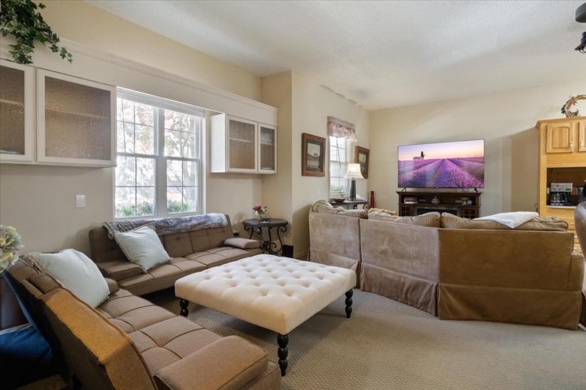 Six Suites with Hot Tubs, Private Jacuzzi Baths, Wooded Garden and Lake Access with Boat Slip