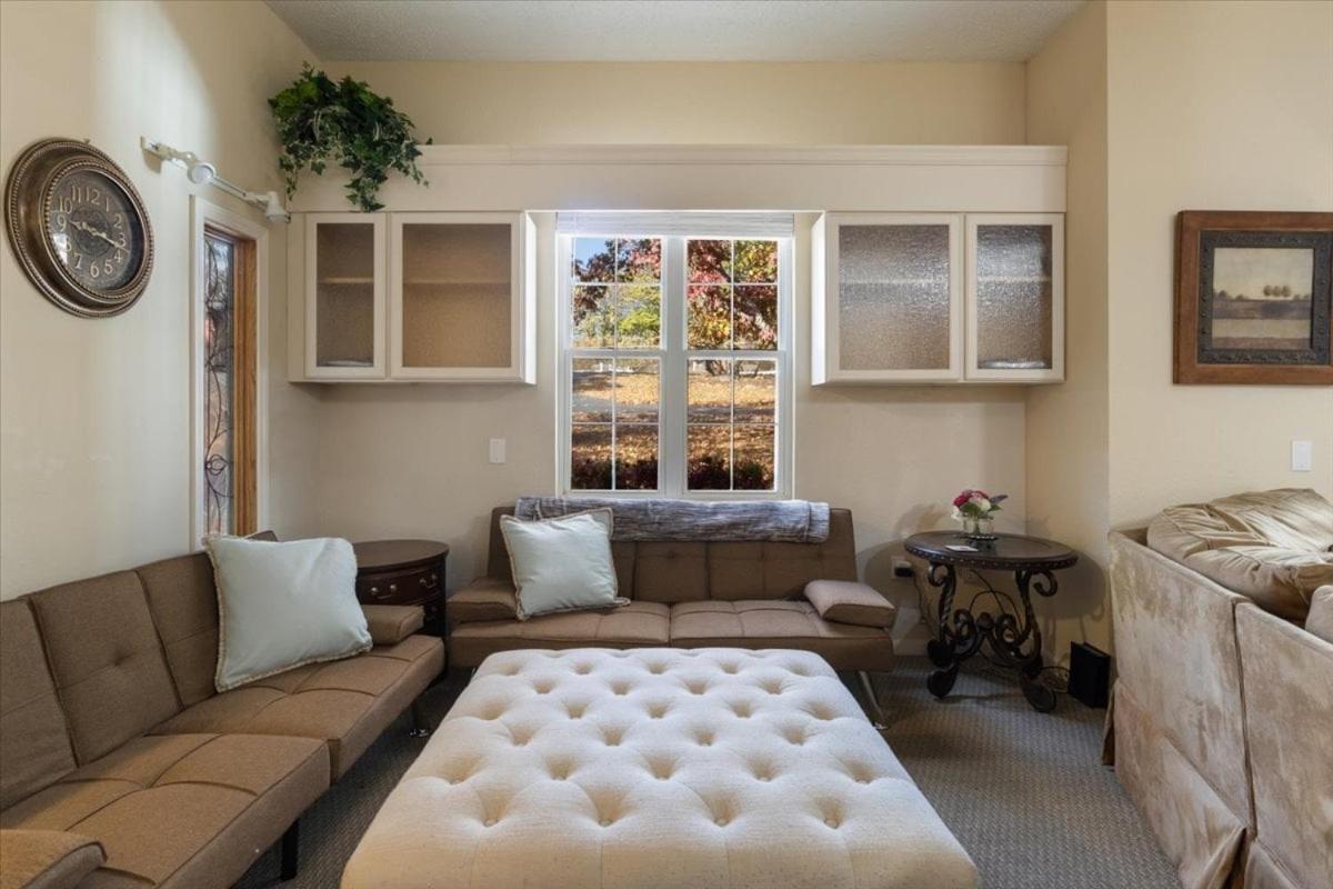 Six Suites with Hot Tubs, Private Jacuzzi Baths, Wooded Garden and Lake Access with Boat Slip