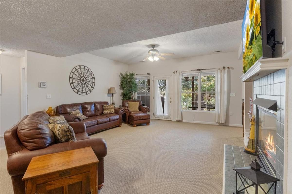 Six Suites with Hot Tubs, Private Jacuzzi Baths, Wooded Garden and Lake Access with Boat Slip