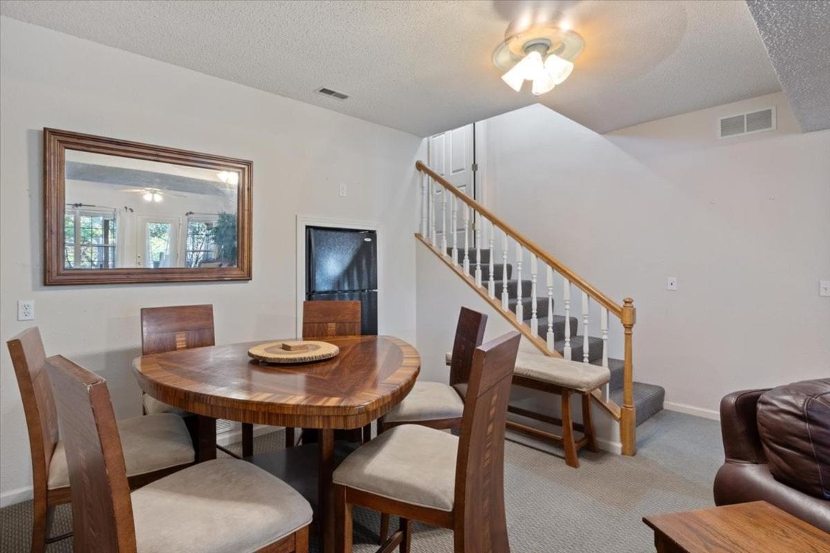Six Suites with Hot Tubs, Private Jacuzzi Baths, Wooded Garden and Lake Access with Boat Slip