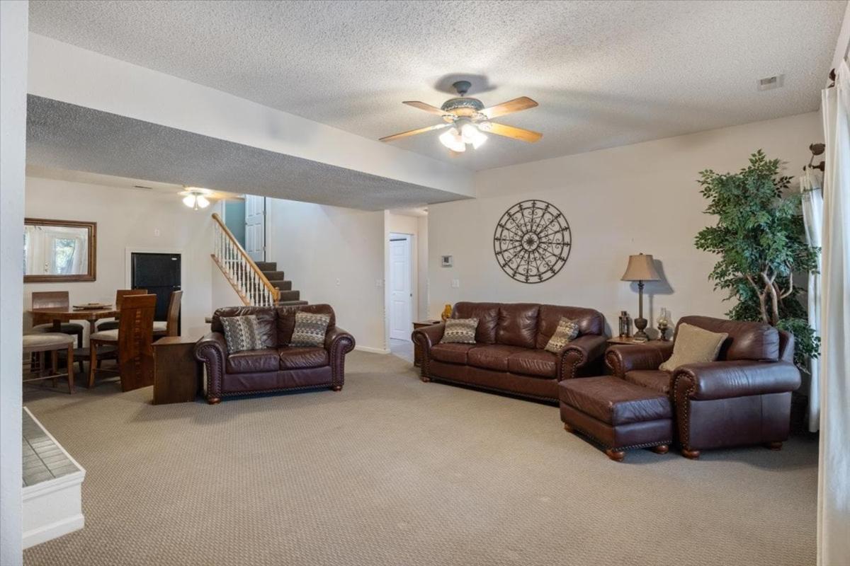 Six Suites with Hot Tubs, Private Jacuzzi Baths, Wooded Garden and Lake Access with Boat Slip