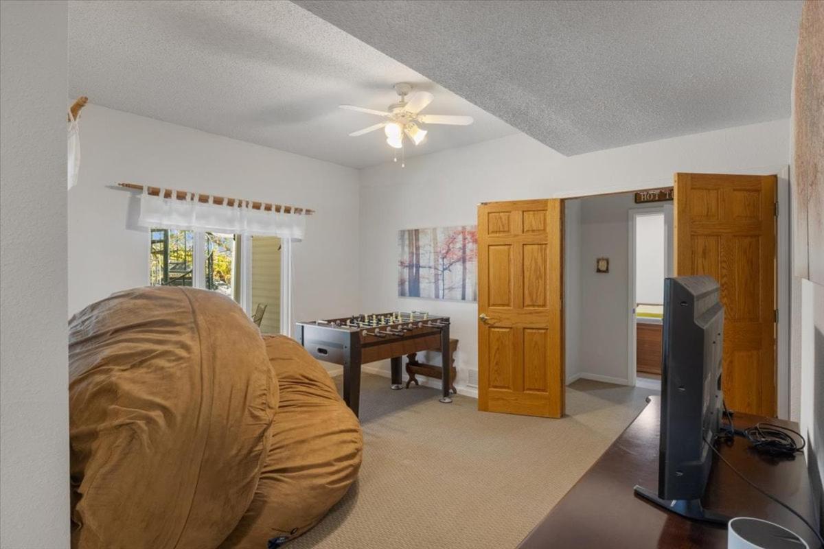 Six Suites with Hot Tubs, Private Jacuzzi Baths, Wooded Garden and Lake Access with Boat Slip