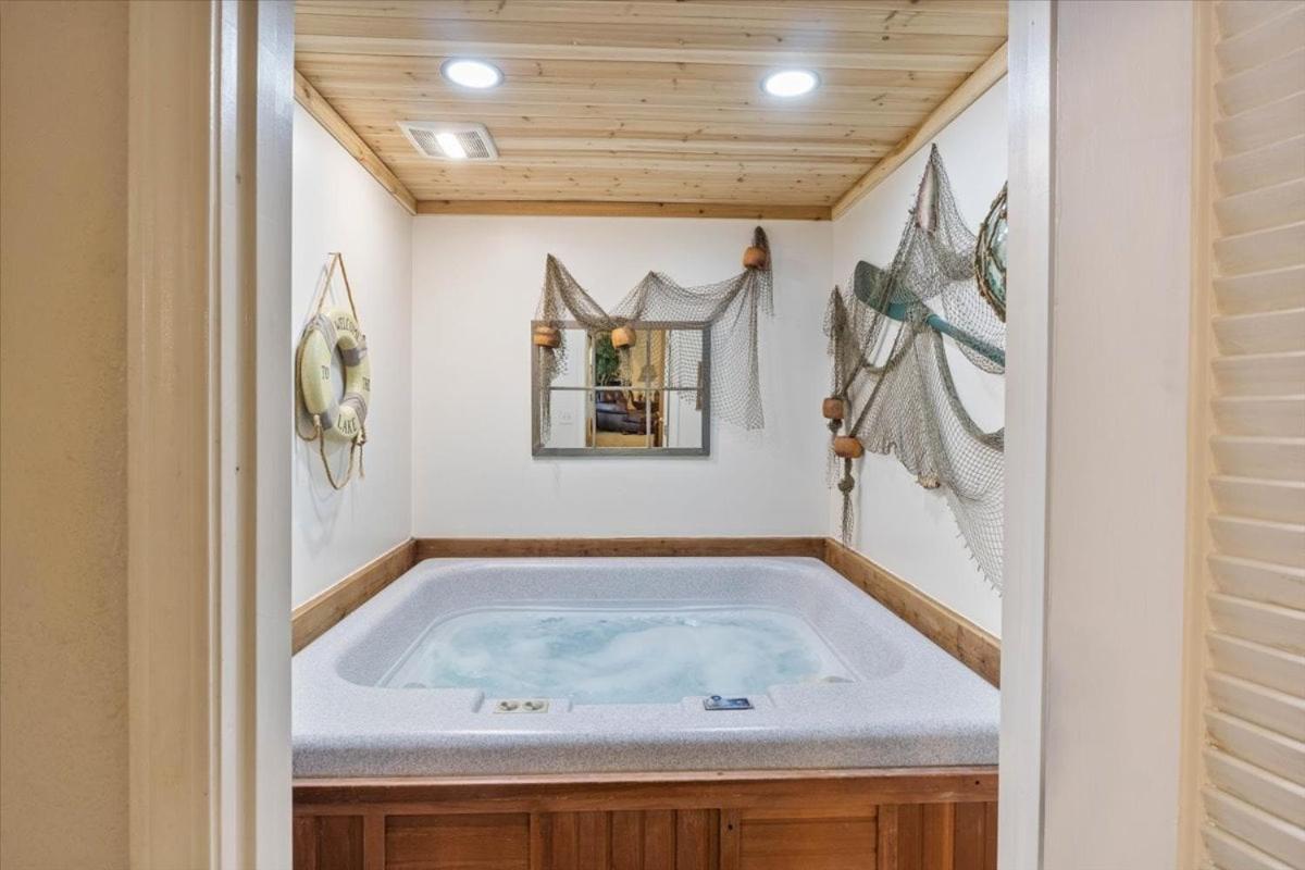 Six Suites with Hot Tubs, Private Jacuzzi Baths, Wooded Garden and Lake Access with Boat Slip