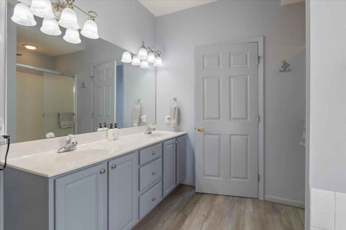 Six Suites with Hot Tubs, Private Jacuzzi Baths, Wooded Garden and Lake Access with Boat Slip