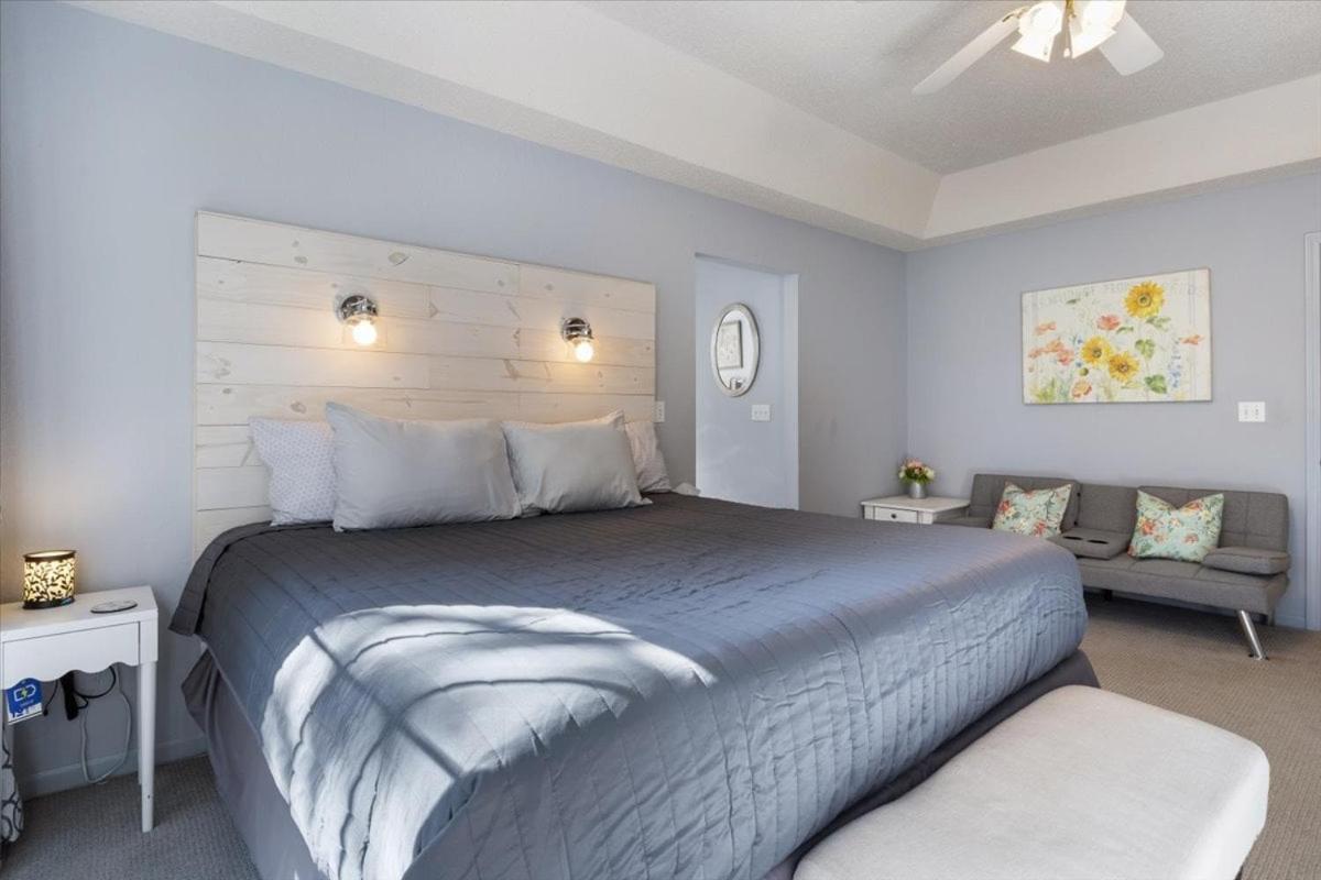 Six Suites with Hot Tubs, Private Jacuzzi Baths, Wooded Garden and Lake Access with Boat Slip