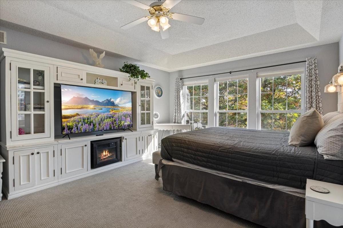 Six Suites with Hot Tubs, Private Jacuzzi Baths, Wooded Garden and Lake Access with Boat Slip