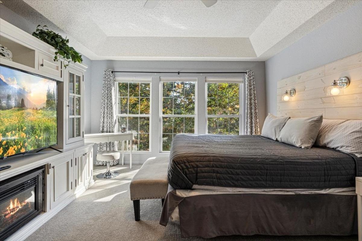 Six Suites with Hot Tubs, Private Jacuzzi Baths, Wooded Garden and Lake Access with Boat Slip