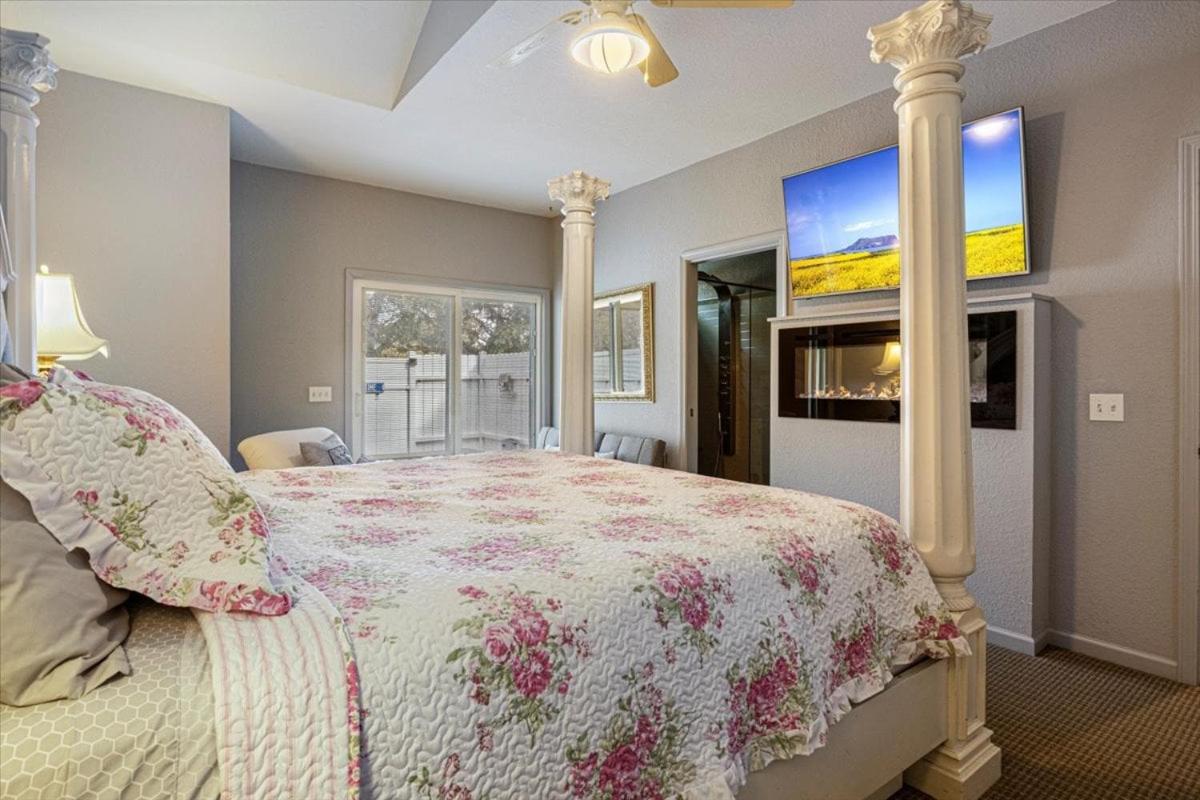 Six Suites with Hot Tubs, Private Jacuzzi Baths, Wooded Garden and Lake Access with Boat Slip
