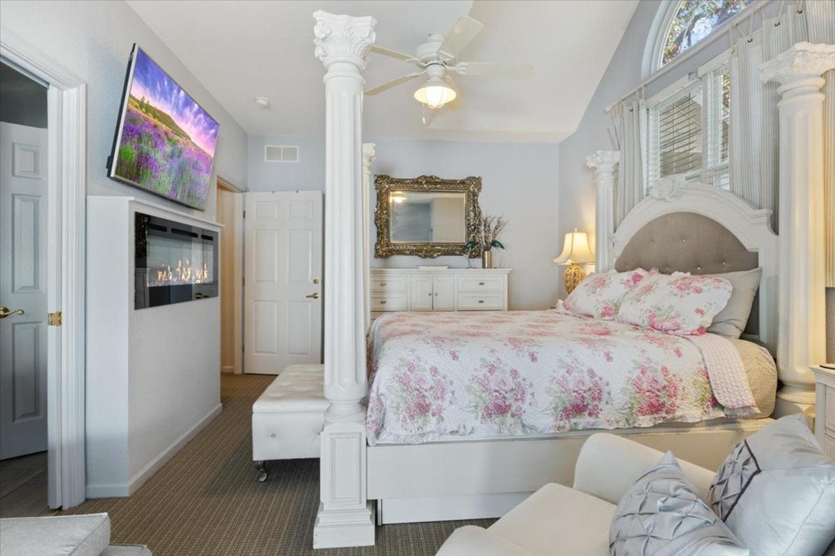 Six Suites with Hot Tubs, Private Jacuzzi Baths, Wooded Garden and Lake Access with Boat Slip
