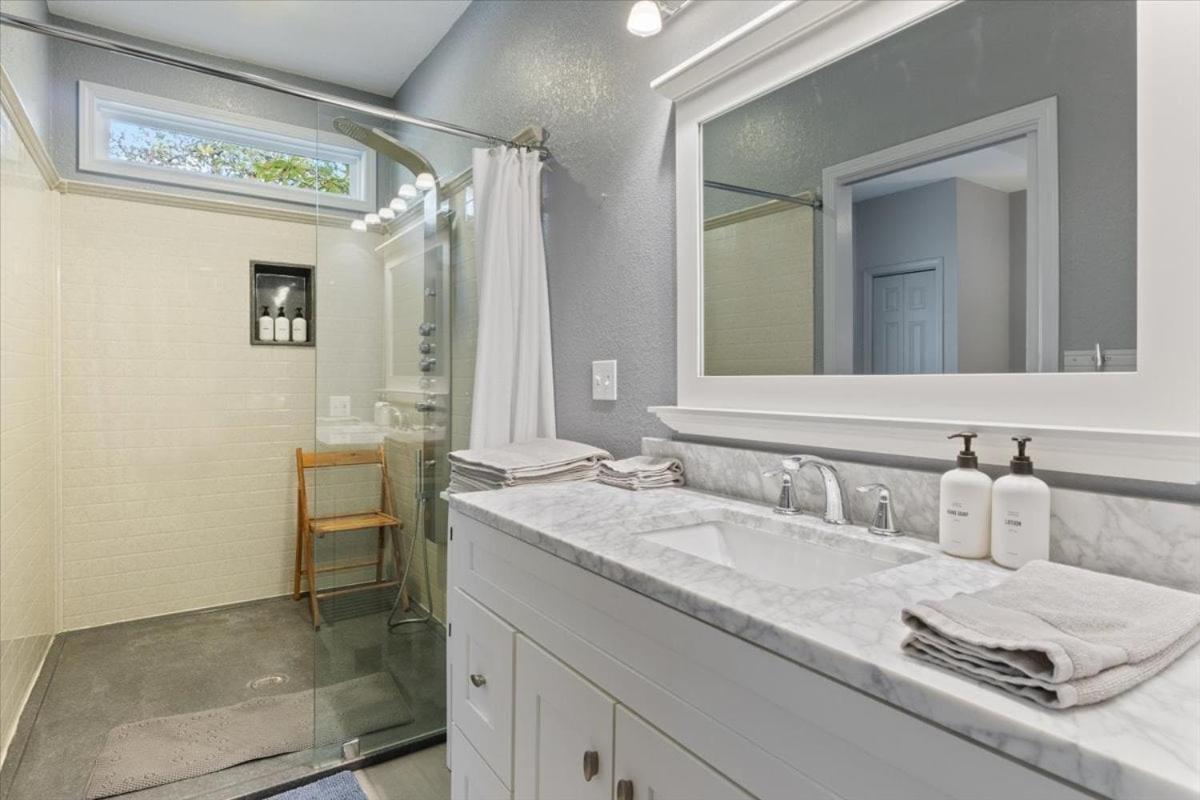 Six Suites with Hot Tubs, Private Jacuzzi Baths, Wooded Garden and Lake Access with Boat Slip