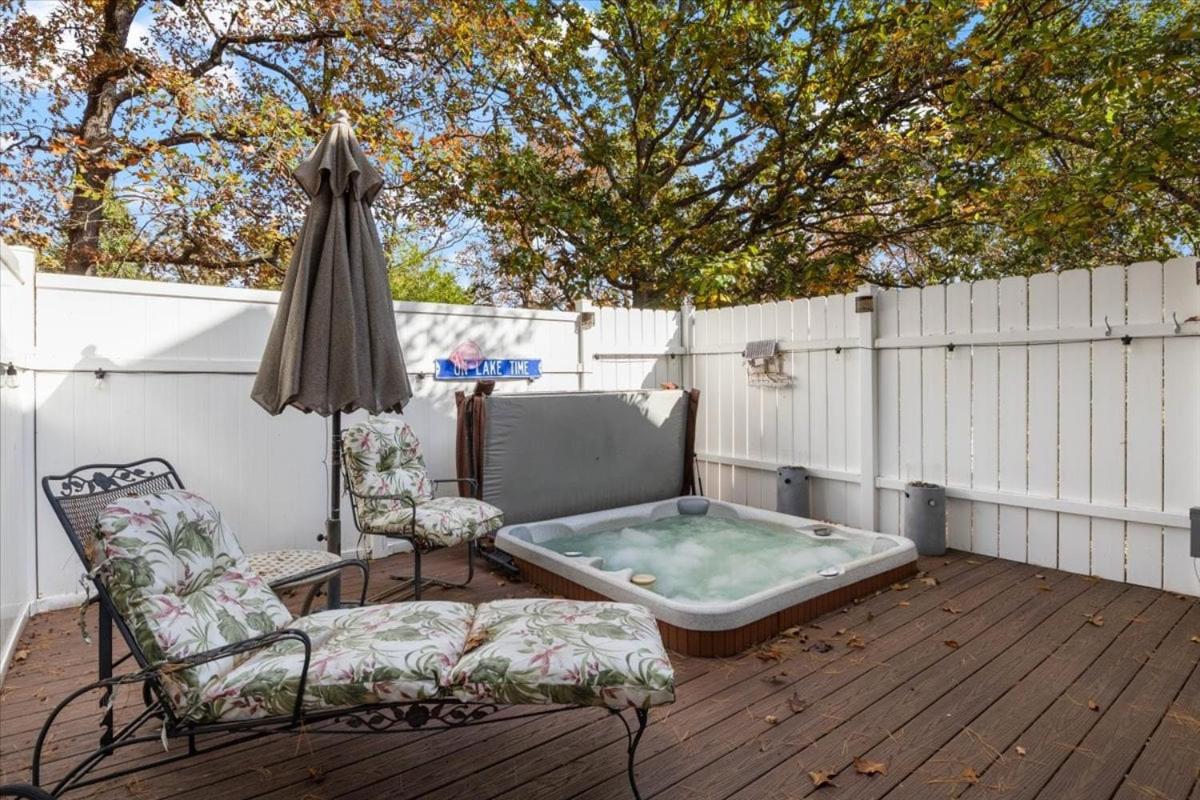 Six Suites with Hot Tubs, Private Jacuzzi Baths, Wooded Garden and Lake Access with Boat Slip