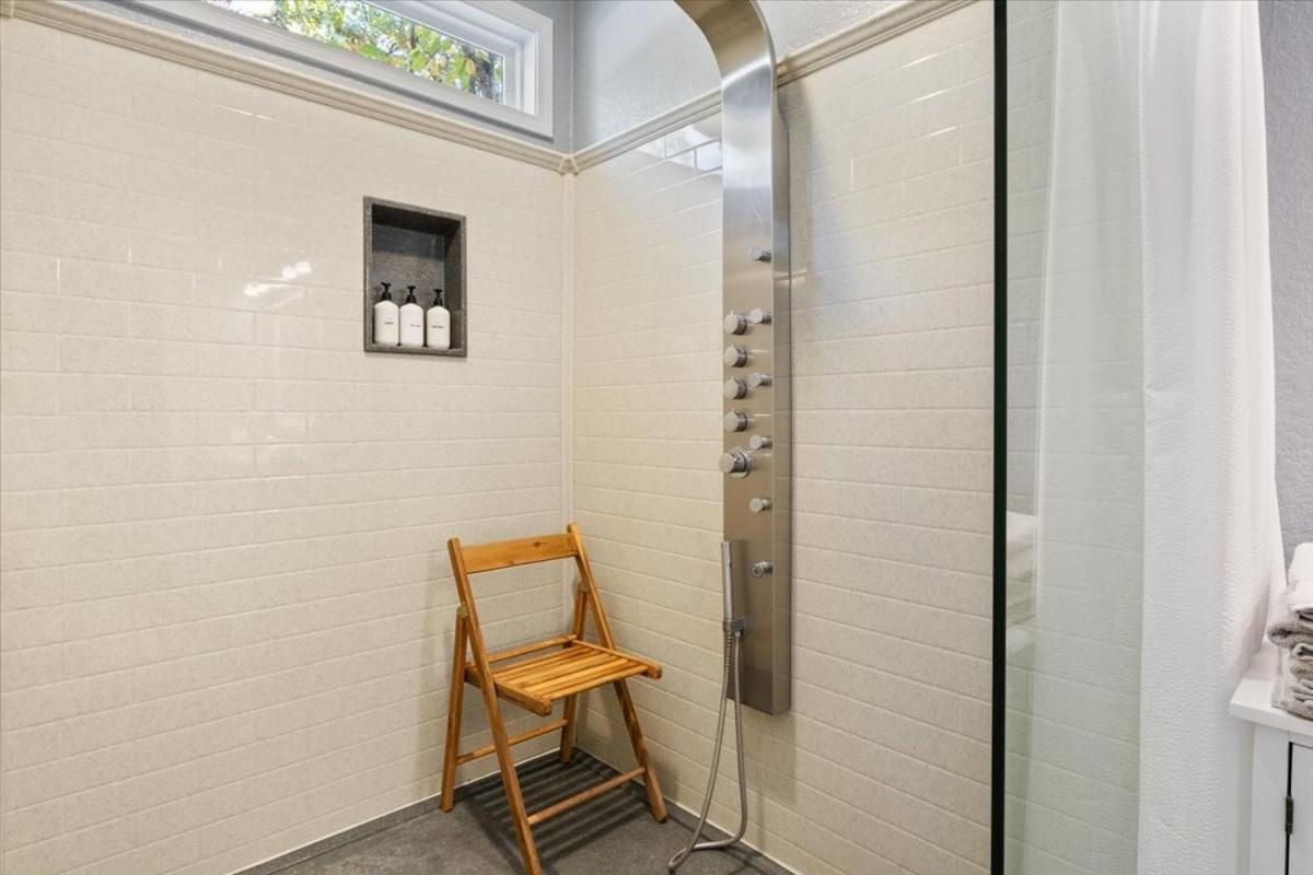 Six Suites with Hot Tubs, Private Jacuzzi Baths, Wooded Garden and Lake Access with Boat Slip