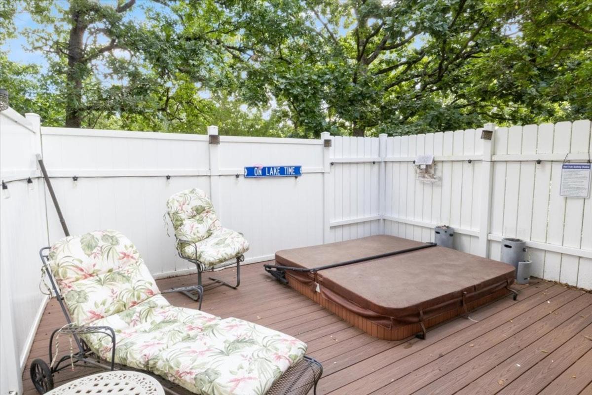 Six Suites with Hot Tubs, Private Jacuzzi Baths, Wooded Garden and Lake Access with Boat Slip