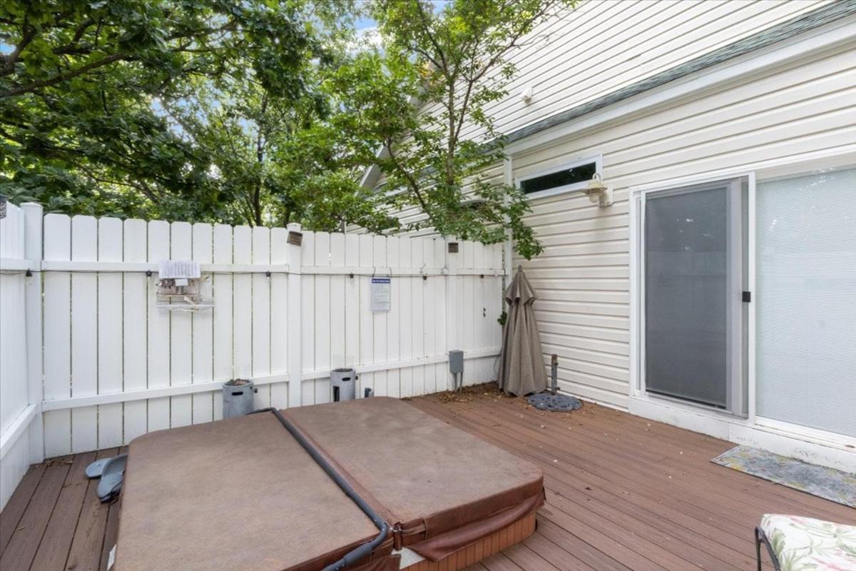 Six Suites with Hot Tubs, Private Jacuzzi Baths, Wooded Garden and Lake Access with Boat Slip