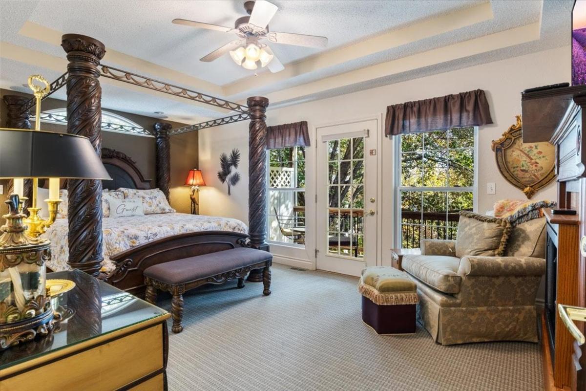 Six Suites with Hot Tubs, Private Jacuzzi Baths, Wooded Garden and Lake Access with Boat Slip