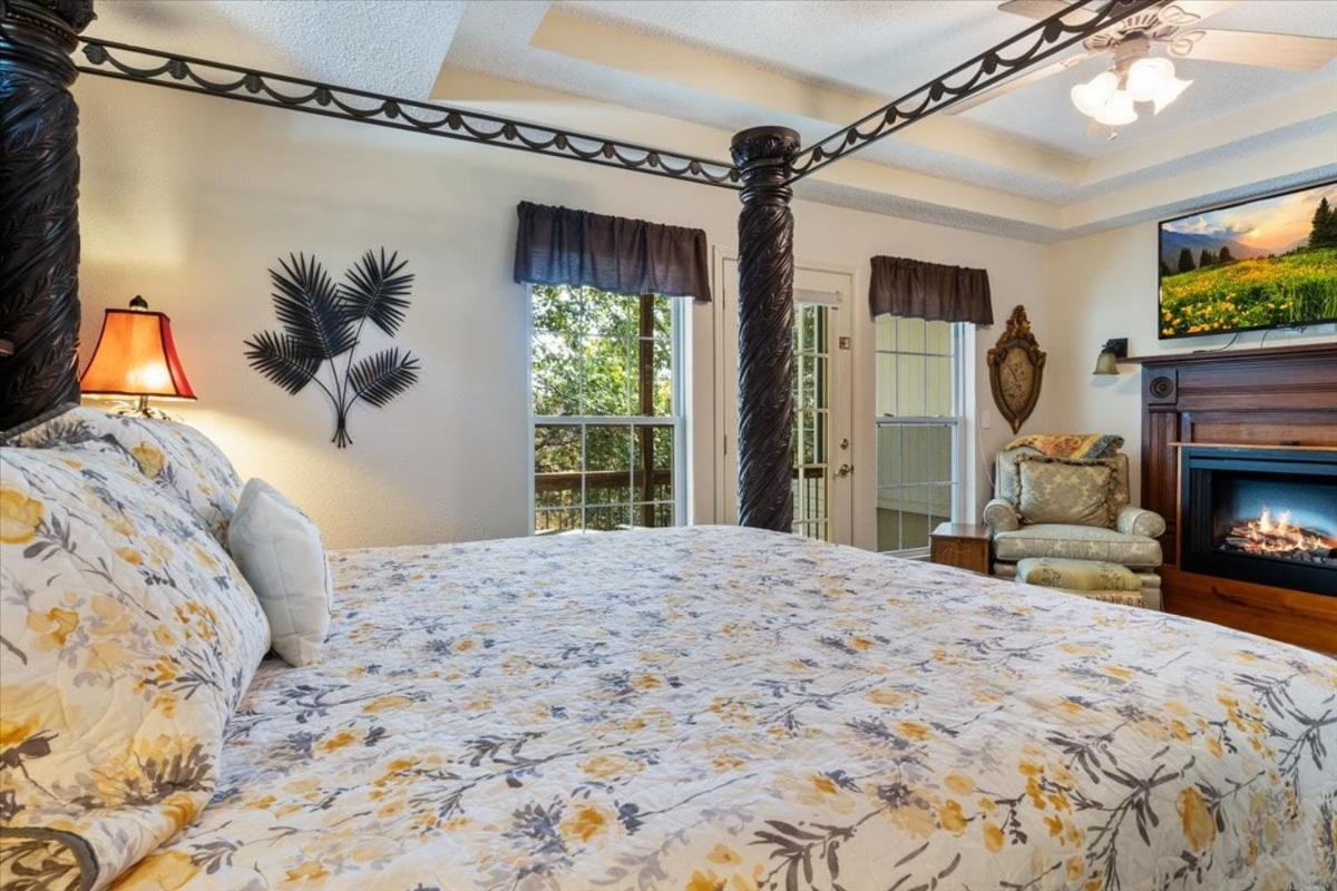 Six Suites with Hot Tubs, Private Jacuzzi Baths, Wooded Garden and Lake Access with Boat Slip