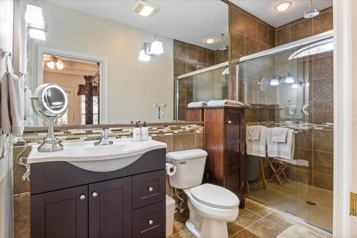 Six Suites with Hot Tubs, Private Jacuzzi Baths, Wooded Garden and Lake Access with Boat Slip