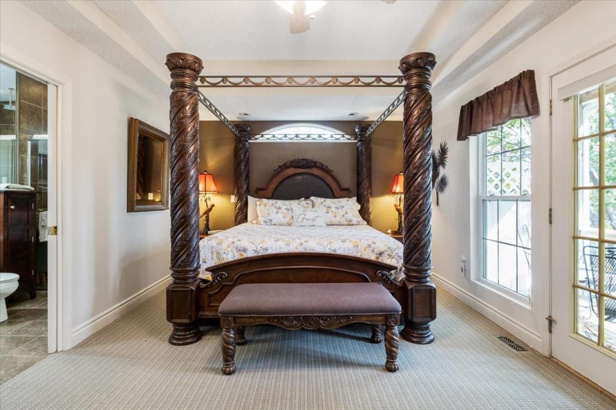 Six Suites with Hot Tubs, Private Jacuzzi Baths, Wooded Garden and Lake Access with Boat Slip