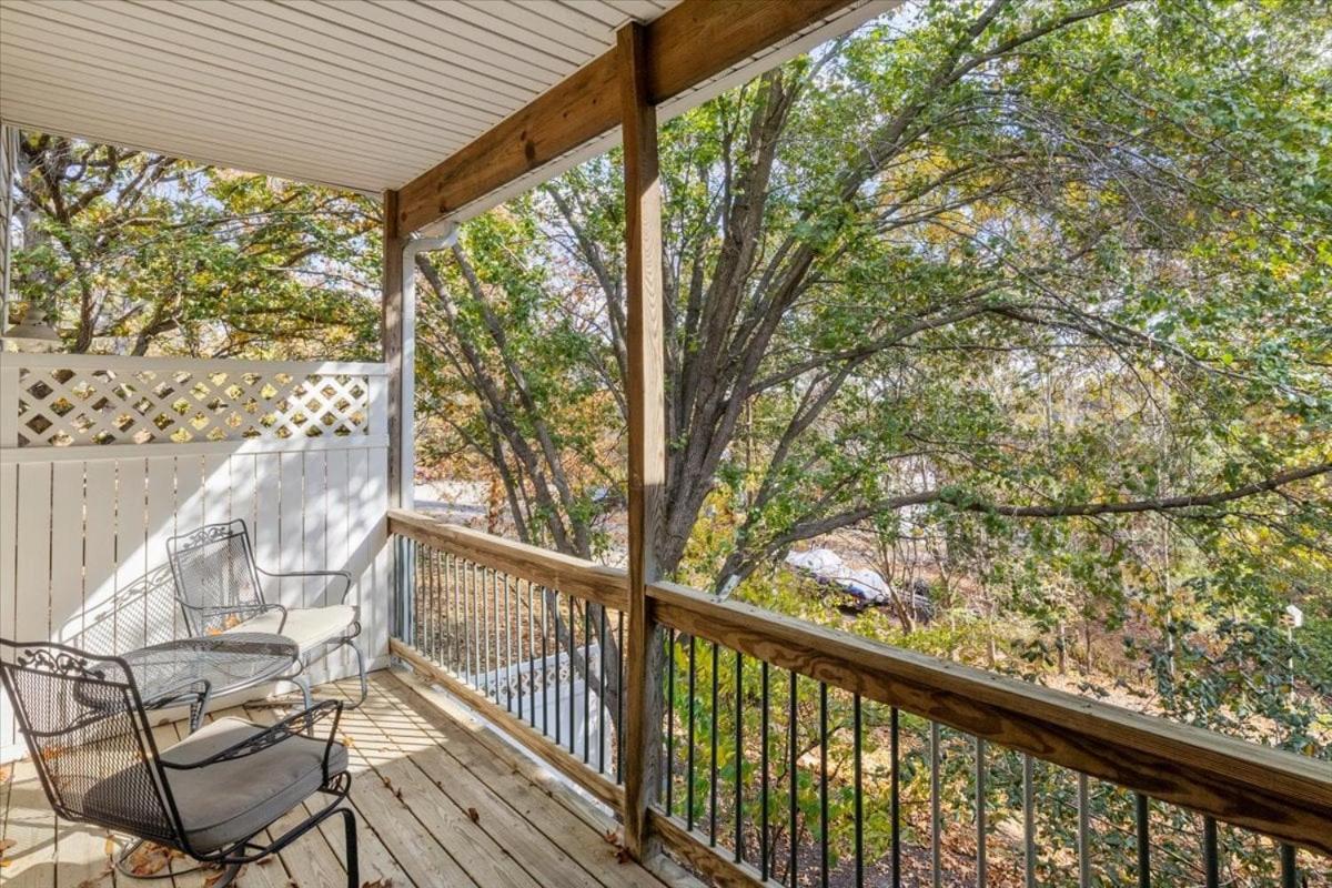 Six Suites with Hot Tubs, Private Jacuzzi Baths, Wooded Garden and Lake Access with Boat Slip