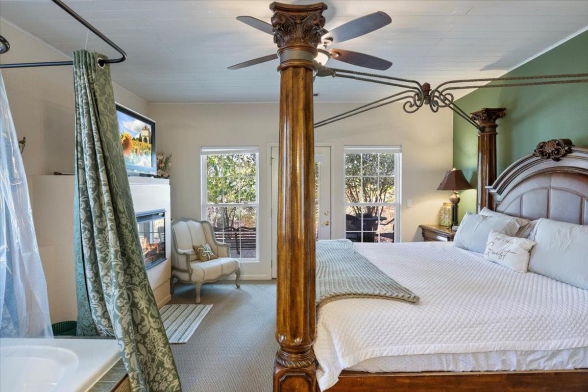 Six Suites with Hot Tubs, Private Jacuzzi Baths, Wooded Garden and Lake Access with Boat Slip