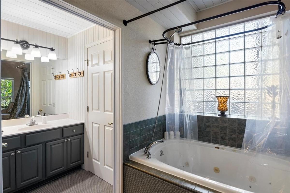 Six Suites with Hot Tubs, Private Jacuzzi Baths, Wooded Garden and Lake Access with Boat Slip