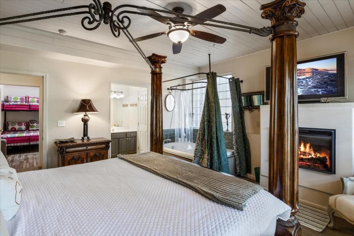 Six Suites with Hot Tubs, Private Jacuzzi Baths, Wooded Garden and Lake Access with Boat Slip