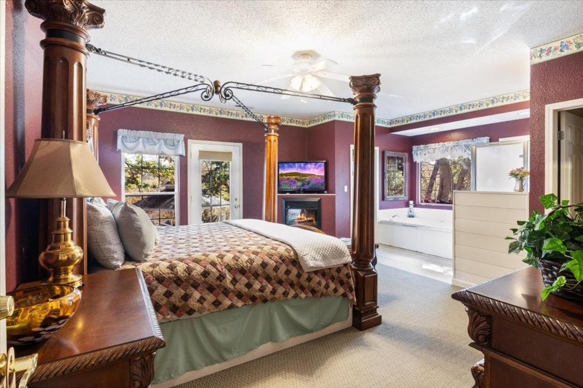 Six Suites with Hot Tubs, Private Jacuzzi Baths, Wooded Garden and Lake Access with Boat Slip