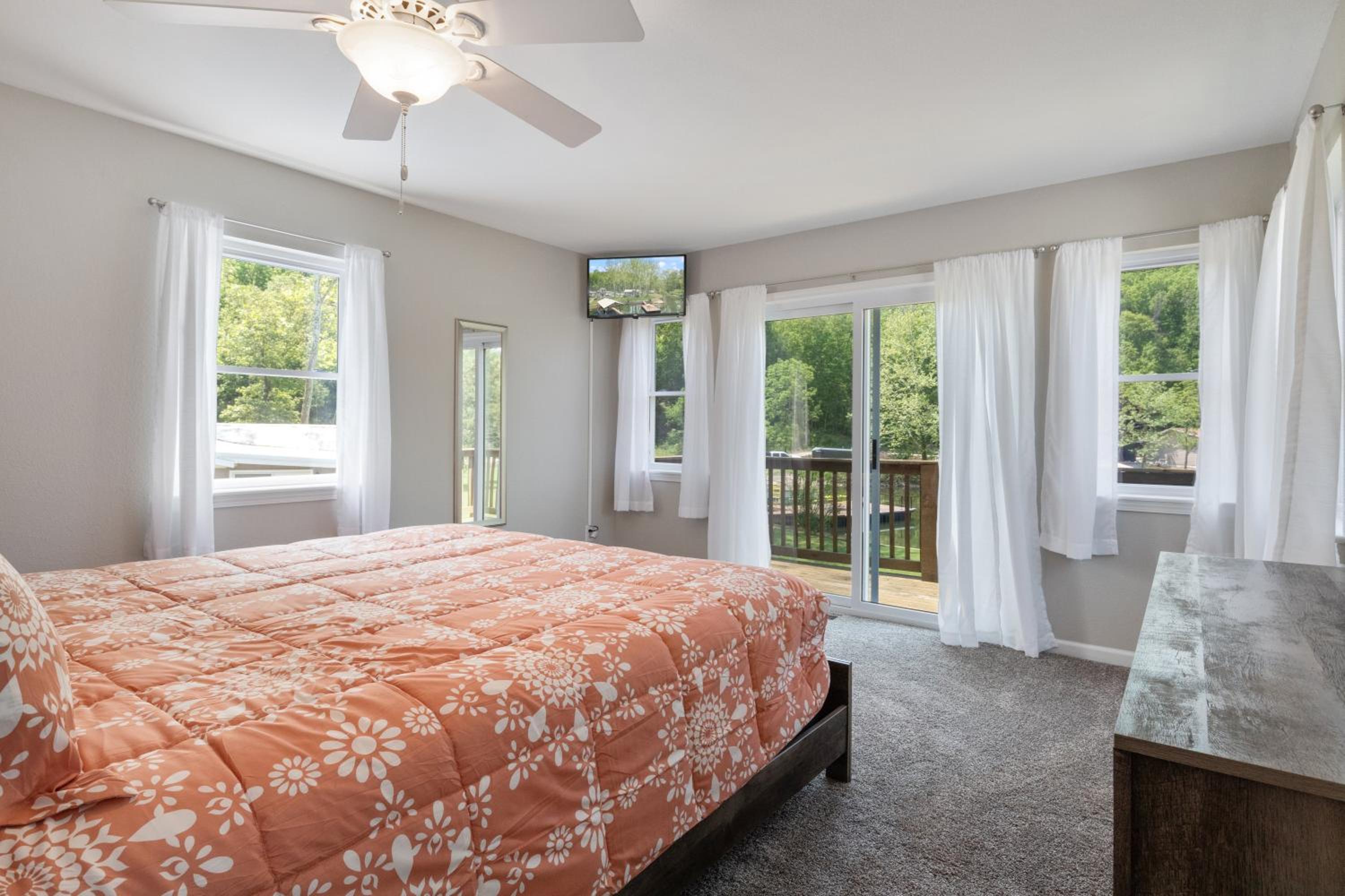 New! 2 Homes-Firepit, Hot Tub, Huge Yard and Dock
